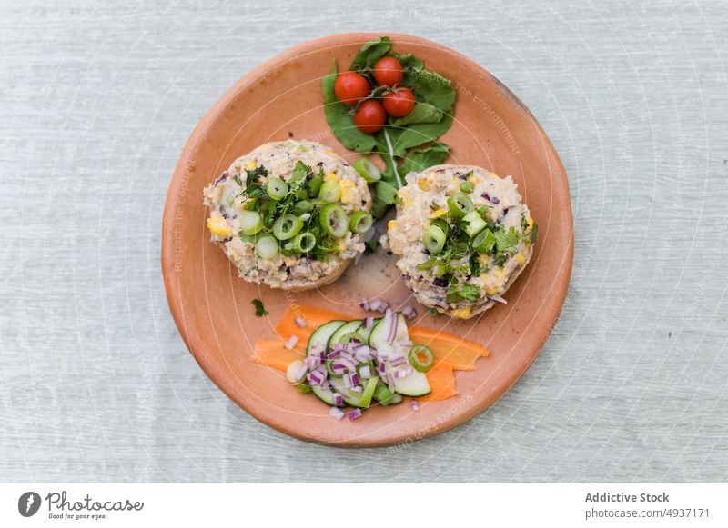 Teller mit vegetarischen Sandwiches und Gemüse auf dem Tisch Vegetarier Belegtes Brot Lebensmittel Mittagessen pate Pilz dienen hölzern lecker geschmackvoll