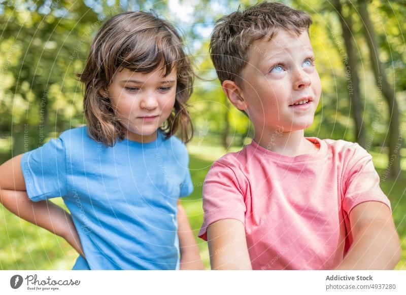 Geschwister im sonnenbeschienenen Park im Sommer Kinder Geschwisterkind Wochenende Zusammensein Glück Sonnenlicht Freund Lächeln lässig froh Junge Mädchen