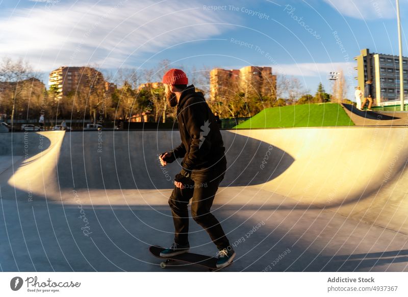 Mann fährt Skateboard auf Pumptrack Skateplatz Pumpe Bahn Mitfahrgelegenheit Skater Hipster Hobby Aktivität männlich Energie Bewegung cool Vollbart Erholung