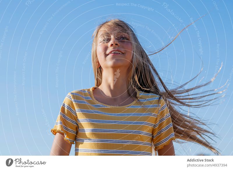 Inhalt Mädchen mit fliegenden Haaren Teenager fliegendes Haar Straße Vorschein Großstadt sorgenfrei Stil Lächeln Wind froh Blauer Himmel Sommer positiv Porträt