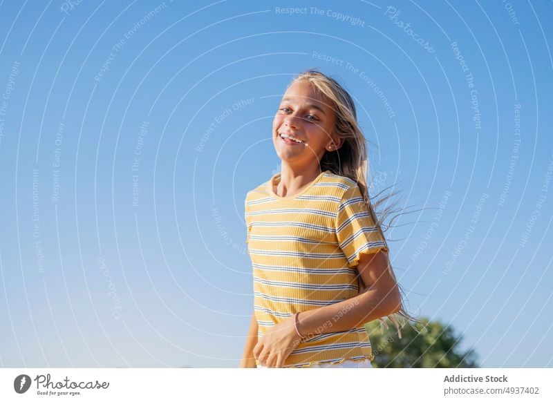 Inhalt Mädchen mit fliegenden Haaren Teenager fliegendes Haar Straße Vorschein Großstadt sorgenfrei Stil Lächeln Wind froh Blauer Himmel Sommer positiv Porträt