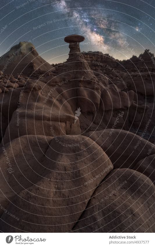 Steinformation gegen Sternenhimmel Formation Himmel sternenklar wüst Golfloch Sand trocknen Boden Landschaft Felsen trocken Geologie Gelände Nacht dunkel