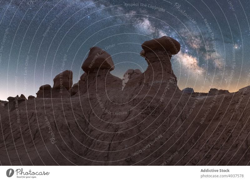 Steinformation gegen Sternenhimmel Formation Himmel sternenklar wüst Golfloch Sand trocknen Boden Landschaft Felsen trocken Geologie Gelände Nacht dunkel