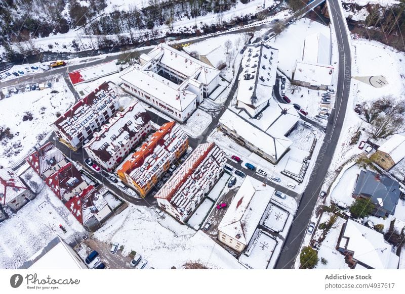 Verschneite Stadt in Spanien Berge u. Gebirge Wohnsiedlung Schnee Winter wohnbedingt Landschaft malerisch Hochland Cottage Natur Ambitus Straße Berghang