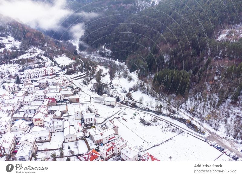 Malerische Berglandschaft mit verschneiten Hängen und schmaler Straße Berge u. Gebirge Winter Tal Schnee Kamm Nebel Landschaft Hochland malerisch eng Ambitus