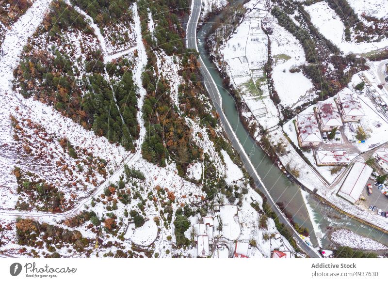 Verschneite Stadt in den Bergen an einem düsteren Tag in Spanien malerisch unberührt fanlo Dorf Saison nadelhaltig wild von oben Tal Landschaft trist abgelegen