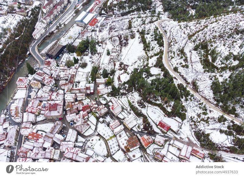 Verschneite Stadt in Spanien Berge u. Gebirge Wohnsiedlung Schnee Winter wohnbedingt Landschaft malerisch Hochland Cottage Natur Ambitus Straße Berghang