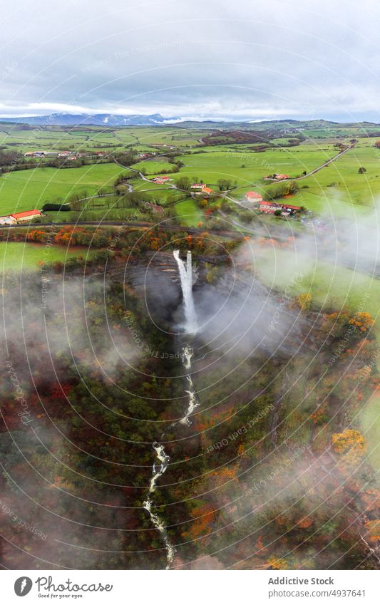 Wald im Fluss in der Nähe des Dorfes Landschaft Cloud Wetter fließen Wasser Herbst strömen Baum Saison malerisch reißend Bach fallen Wälder atemberaubend