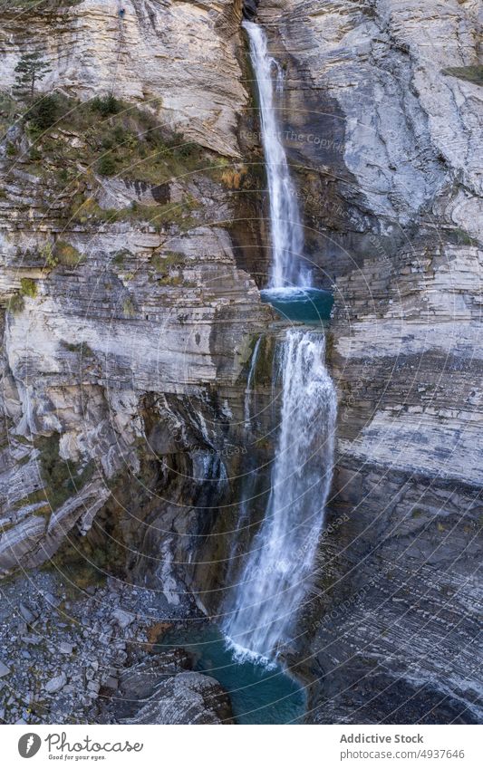 Klippe mit schnellem Wasserfall in der Natur Felsen strömen Sauberkeit Kraft rau Fluss tagsüber fließen Landschaft Kaskade platschen reißend Bach Formation