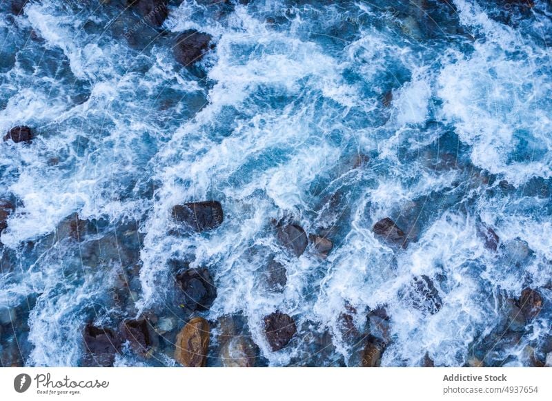 Klippe mit schnellem Fluss in der Natur Wasser Felsen strömen Sauberkeit Kraft rau tagsüber fließen Landschaft platschen reißend Bach Formation Energie Geologie