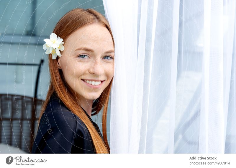 Fröhliche rothaarige Frau im Wellness-Salon Spa Lächeln Klient Resort Gardine ruhen Glück Wochenende jung Ingwer lange Haare Blume Robe Seide tagsüber Kunde