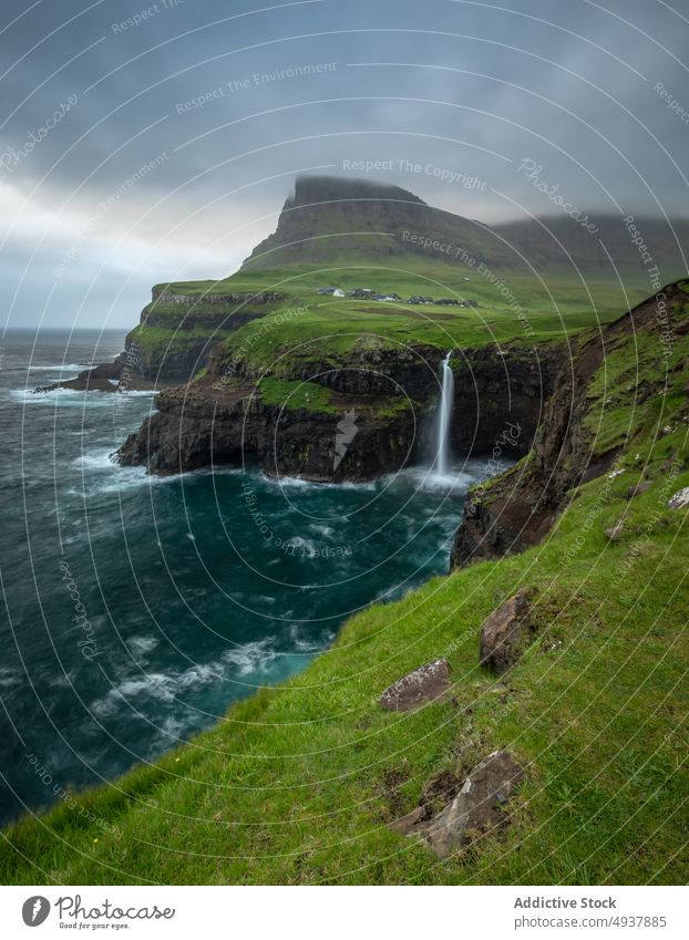 Stürmische See und Klippen bei Sonnenaufgang MEER winken Unwetter Felsen Energie platschen wolkig Himmel Färöer-Inseln Morgen Wetter Wasser Küste Meer Ufer