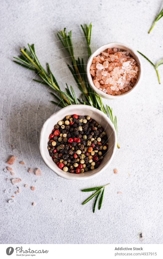 Kochen Konzept mit Gewürzen auf konkreten Hintergrund Schalen & Schüsseln Beton Essen zubereiten Lebensmittel frisch Gesundheit Kraut Himalaya Küche organisch