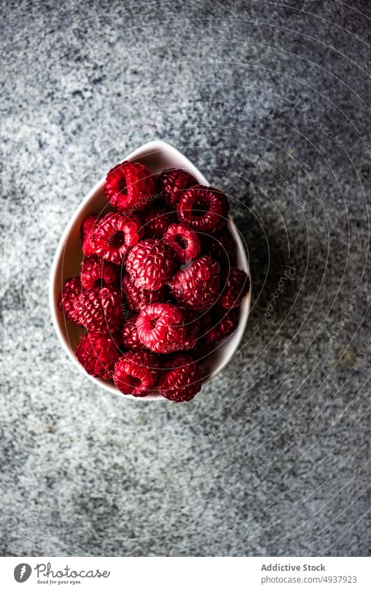 Reife Himbeeren in der Schale Sortiment Hintergrund Beeren Schalen & Schüsseln abschließen Beton Lebensmittel frisch Frucht Gesundheit organisch rot reif