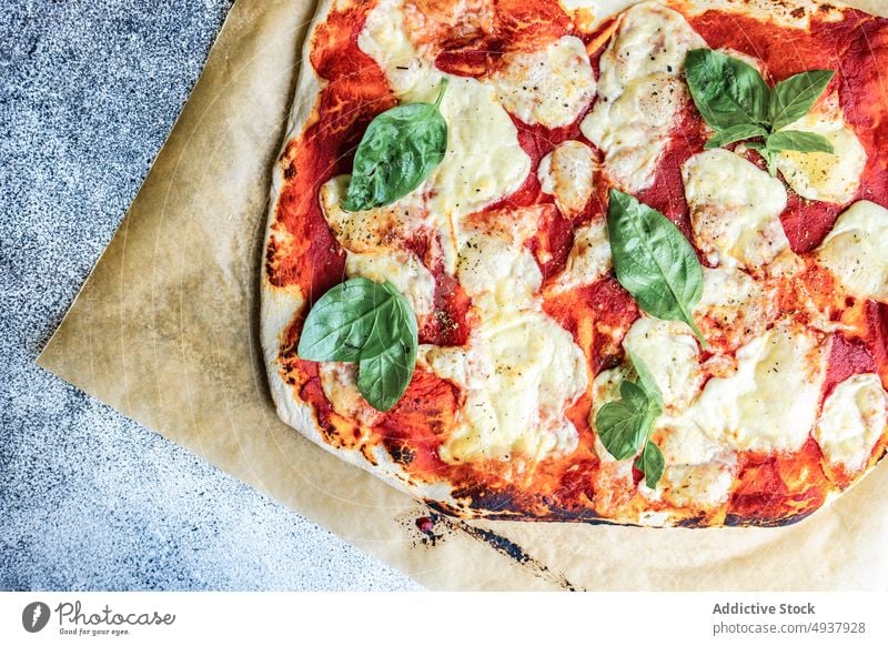 Hausgemachte italienische Pizza Italien gebacken Basilikum Käse Küche Abendessen Essen Lebensmittel Kraut selbstgemacht Italienisch margherita Margerite