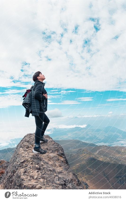 Reisende Frau in den Bergen stehend Berge u. Gebirge Freiheit sorgenfrei Reisender Wanderer Top reisen Aussichtspunkt Abenteuer Natur Gelassenheit genießen