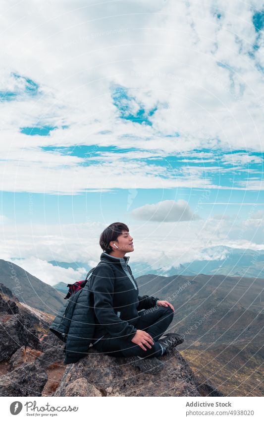 Reisende Frau meditiert in Lotus-Pose in den Bergen Reisender meditieren Berge u. Gebirge Wanderer sich[Akk] entspannen Yoga Felsen Asana padmasana Hochland