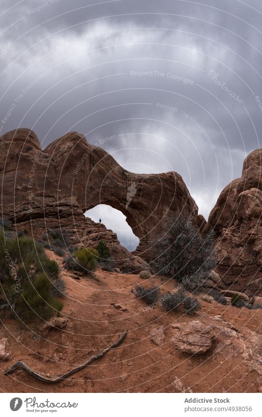 Reisende in der Nähe des natürlichen Bogens bei Sonnenuntergang Tourist bewundern Stein erkunden Ausflug rau Formation Turret Arch Arches National Park Moab