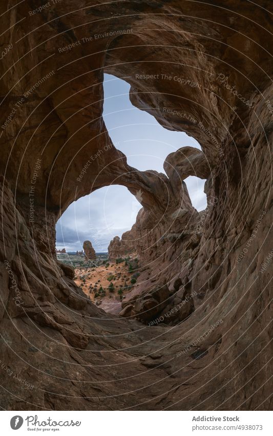 Steinbögen an einem bewölkten Tag in der Wüste Formation Bogen wüst wolkig Himmel Wetter rau trocken Natur Double Arch Arches National Park Moab Utah USA