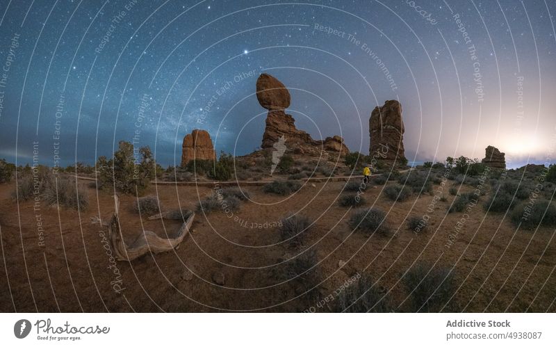 Felsformation vor Sternenhimmel Felsen Formation Nacht Himmel sternenklar natürlich Reisender bewundern atemberaubend wüst Balanced Rock Arches National Park