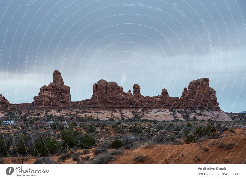 Steinformationen gegen dunkelgrauen Himmel Formation Gleichgewicht felsig wüst wolkig Natur Landschaft Berge u. Gebirge Geologie Balanced Rock