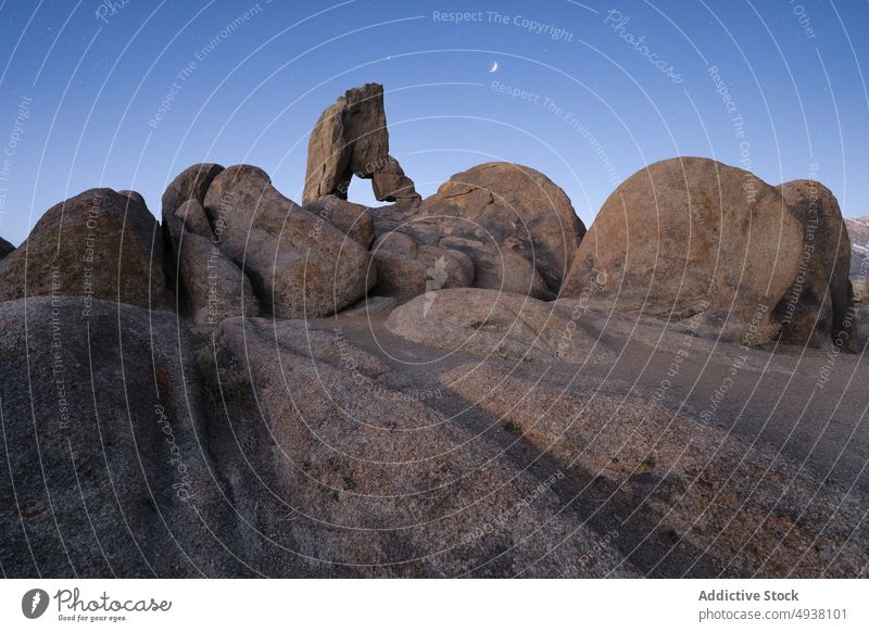 Felsformationen am Nachthimmel Felsbrocken Bogen Stein Himmel Landschaft Wahrzeichen Formation malerisch Geologie einsame Kiefer Alabama Hills Kalifornien USA