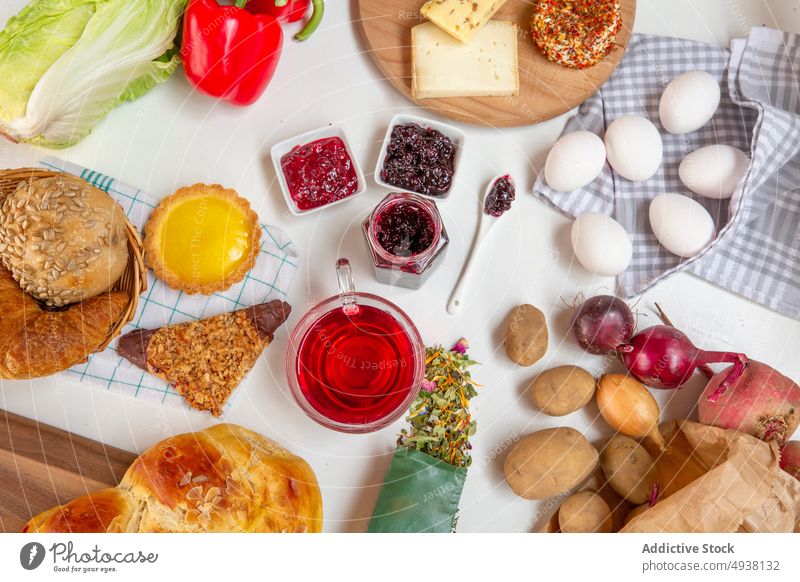 Gesunde Lebensmittel auf weißem Tisch sortiert gesunde Ernährung Zusammensetzung viele frisch Bestandteil Kulisse natürlich Schneidebrett Tüte Handtuch