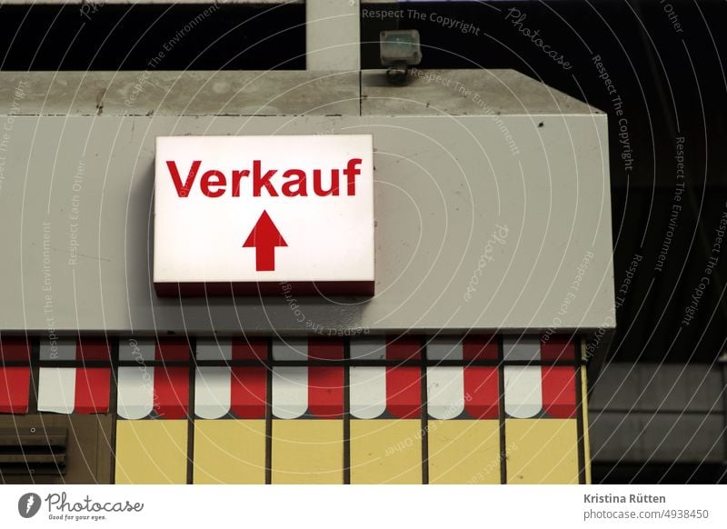 zum verkauf hier rauf schild pfeil hinweis kiosk büdchen oben leuchtwerbung leuchtschild laden geschäft verkaufen handel gewerbe waren produkte business