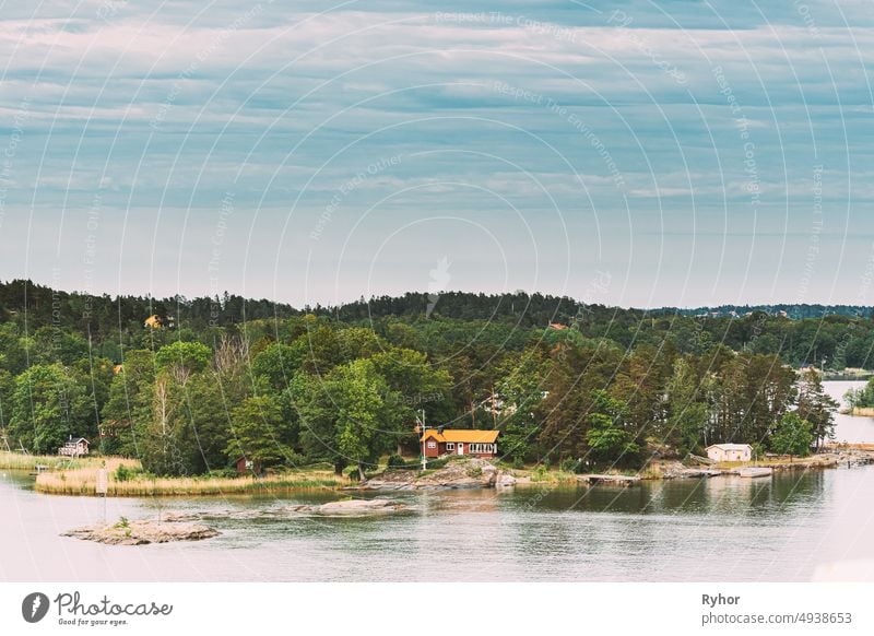 Schweden. Schöne schwedische Holzblockhäuser Häuser auf Felseninsel Küste im Sommer Tag. See oder Fluss Landschaft Schwedisch Appartement Inselgruppe Badehaus