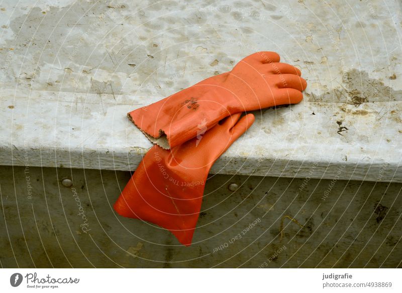 Handschuhe am Hafen Gummihandschuhe Arbeitshandschuhe Fischerei Boot Fischereiwirtschaft maritim Fischerboot Pause Ruhe orange Paar