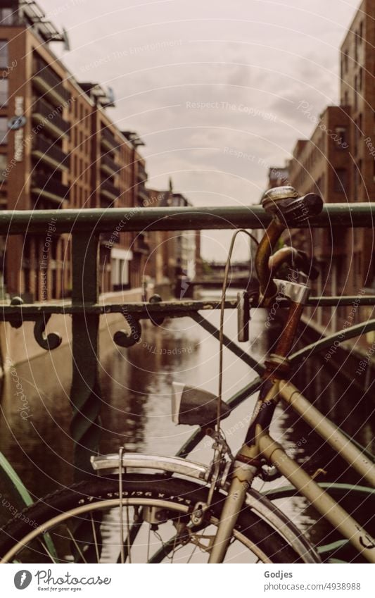 Altes rostiges Fahrrad auf einem Geländer in der Speicherstadt Hamburg stehend Schiene Hafenstadt Alte Speicherstadt Sehenswürdigkeit Architektur Brücke Bauwerk