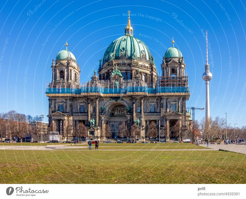 Rund um den Berliner Dom Deutscher Dom Architektur Gebäude urban Großstadt Deutschland Spree Kirche Spalte Denkmal Figur Bildhauerei Park sonnig Kultur