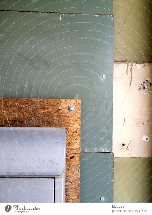 Briefkasten auf Spanplatte mit Regenrohr in Naturfarben und Pastelltönen eines Hauseingang in Oerlinghausen bei Bielefeld am Hermannsweg im Teutoburger Wald in Ostwestfalen-Lippe