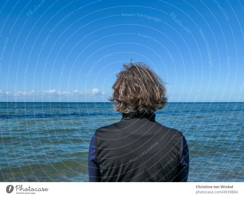 Den weiten Blick über das Meer genießen Frau Rückansicht blau Ostsee Küste Insel Schönwetterwolken Wolken Wolken am Horizont Stimmung stimmungsvoll