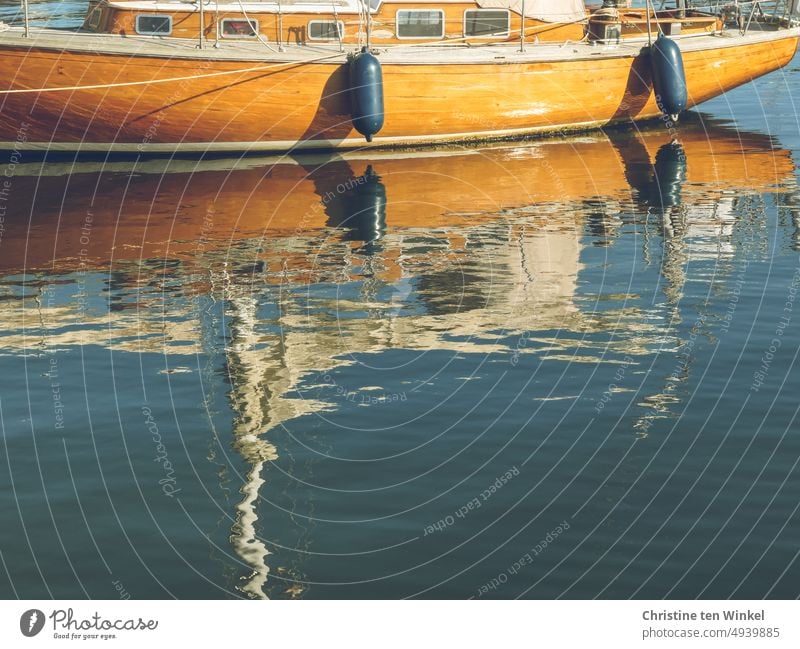 Der sichere Hafen | Orte, die etwas bedeuten Segeljacht Boot Schiff maritim sicherer Hafen Wasser Schifffahrt Wasserfahrzeug ankern Reflektion reflektieren