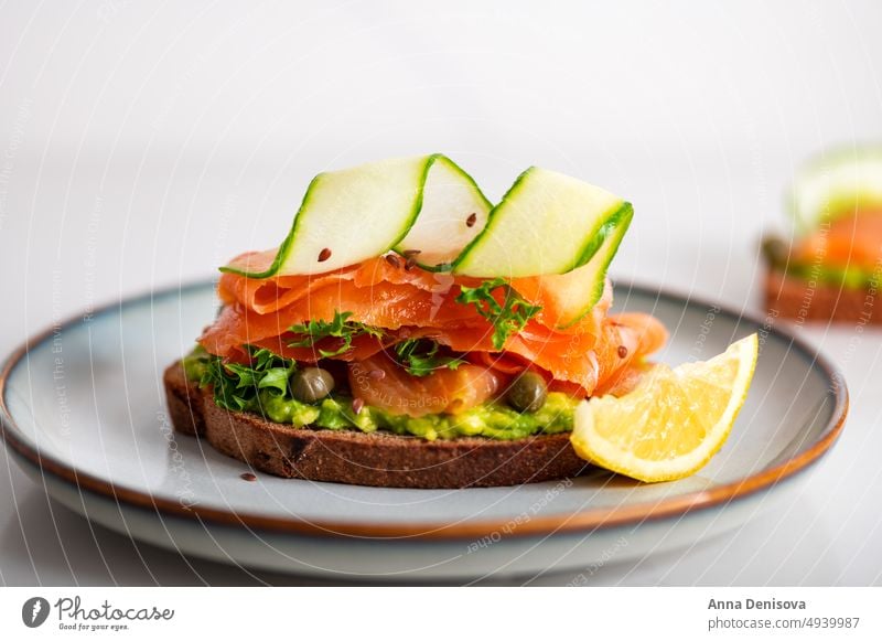 Toast mit Avocado und Lachs Zuprosten Räucherlachs gestampft Brot Mittagessen Frühstück frisch Lebensmittel Fisch Gesundheit lecker Snack Feinschmecker Mahlzeit