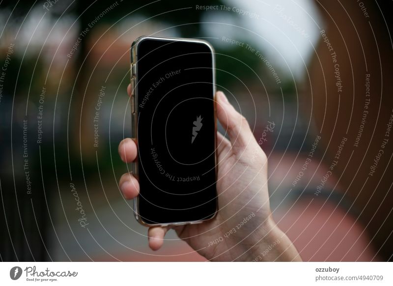 Nahaufnahme einer Hand, die ein Smartphone hält und benutzt, das einen leeren Bildschirm zeigt Person Telefon Mitteilung Beteiligung Handy Mobile