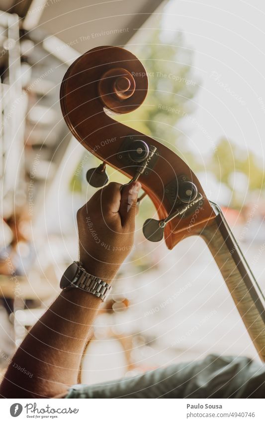 Mann spielt Kontrabass Musik Musiker Musikinstrument Streichinstrumente Saite Konzert Klang Holz musizieren Jazz Schauplatz Ton Musik hören Klassik Nahaufnahme