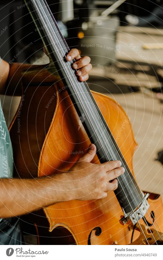 Mann spielt Kontrabass Musik Musiker Musikinstrument Streichinstrumente Saite Konzert Klang Holz musizieren Jazz Schauplatz Ton Musik hören Klassik Nahaufnahme