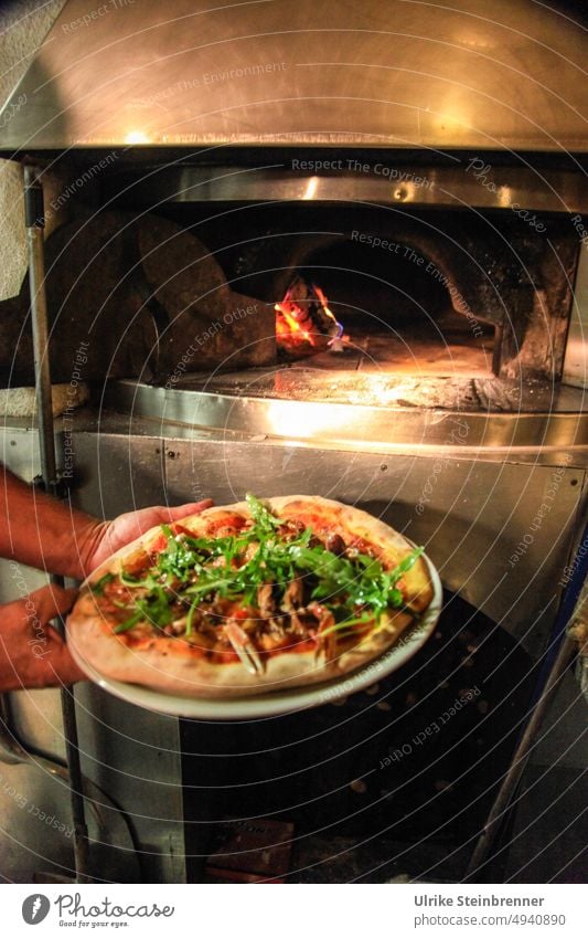 Fertige Pizza mit Holzkohleofen (AST4) Backofen Pizzabacken Italiener Pizzeria Ruccola Feuer Restaurant Italienisch Küche Lebensmittel Teigwaren traditionell