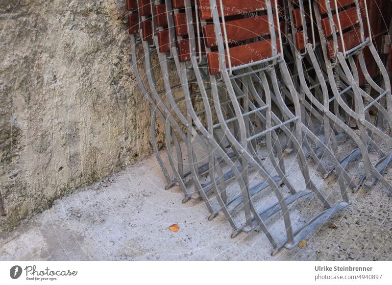 Vorbei - Zugeklappte Gartenstühle (AST 4) Klappstühle Stühle Bestuhlung Gartenwirtschaft zugeklappt Sitzgelegenheit Open Air Terrasse Gartenlokal aufgeräumt