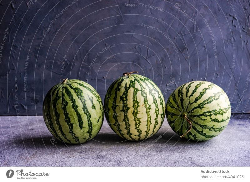 Ganze frische Wassermelone auf dunklem Hintergrund Beeren Beton Dessert essen Essen Lebensmittel Frucht grün Gesundheit Mahlzeit Mini organisch rot Sommer ganz