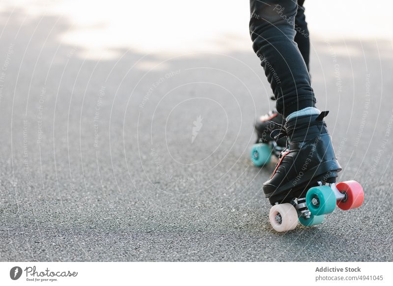 Kropf Kind läuft in Rollschuhen Spaziergang Rollerskate Park Weg Sommer Asphalt Wochenende Aktivität Hobby Kindheit Mitfahrgelegenheit tagsüber Straße Saison