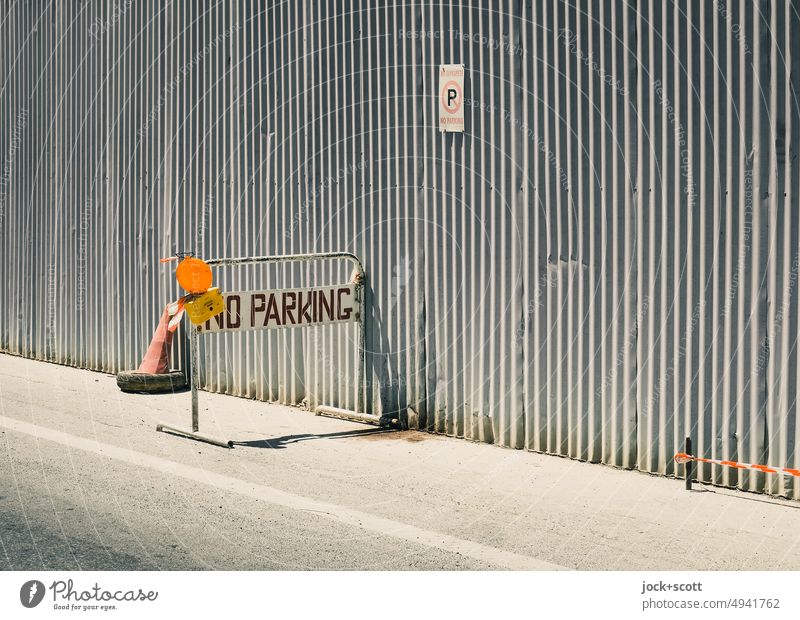 NO PARKING am Metallzaun kein Parken Schilder & Markierungen Wort Englisch Verkehrsschild Straße Verkehrszeichen Hinweisschild Verkehrswege Warnschild Baustelle