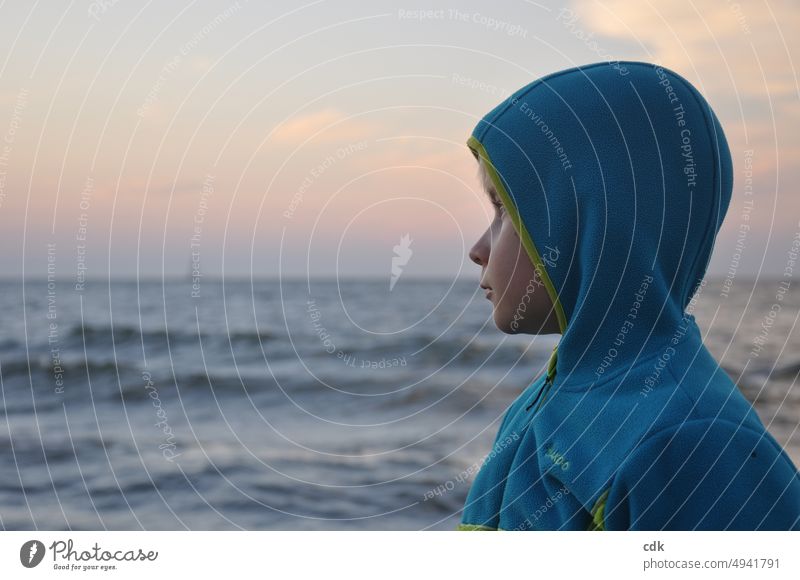 Kindheit | Sehnsuchtsort Meer | Ruhe & Stille bei Sonnenuntergang genießen. Mensch Junge Porträt Profil Kopf Blick Stimmung Natur Wasser Horizont Himmel Wellen