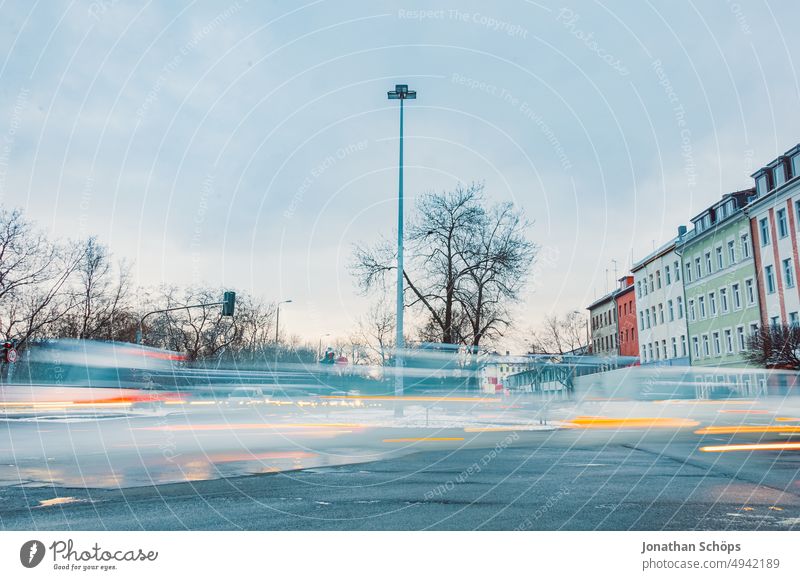 Verkehr in Erfurt Langzeitbelichtung auf der Straße im Winter Tempolimit Bewegungsunschärfe Verkehrsmittel Verkehrswege Dämmerung Frost Morgen Schnee blau kalt