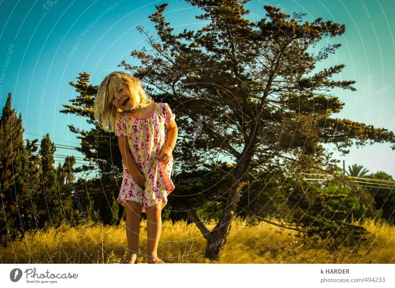 Ich muss Pipi Mensch feminin Kind Kleinkind Mädchen Kindheit 1 1-3 Jahre Natur Landschaft Pflanze Himmel Wolkenloser Himmel Sommer Schönes Wetter Baum Blume