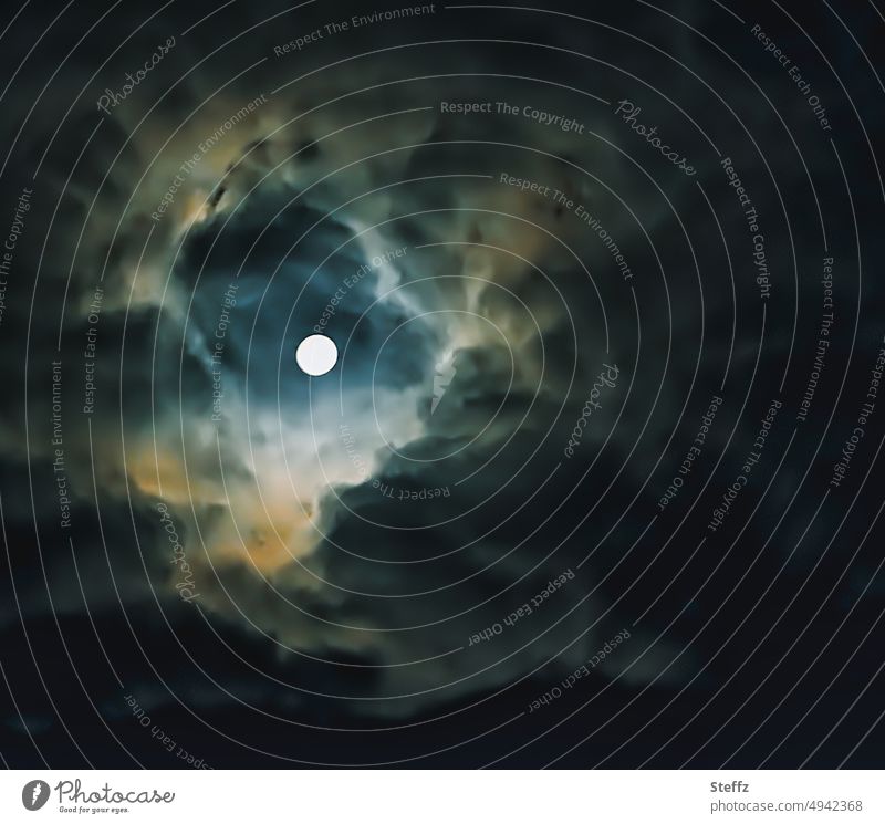 Mond, Nacht und Wolken Vollmond Mondschein Mondlicht Nachthimmel Lichtschein Wolkenlücke Wolkenformation Himmel geheimnisvoll mystisch mysteriös Vollmondnacht