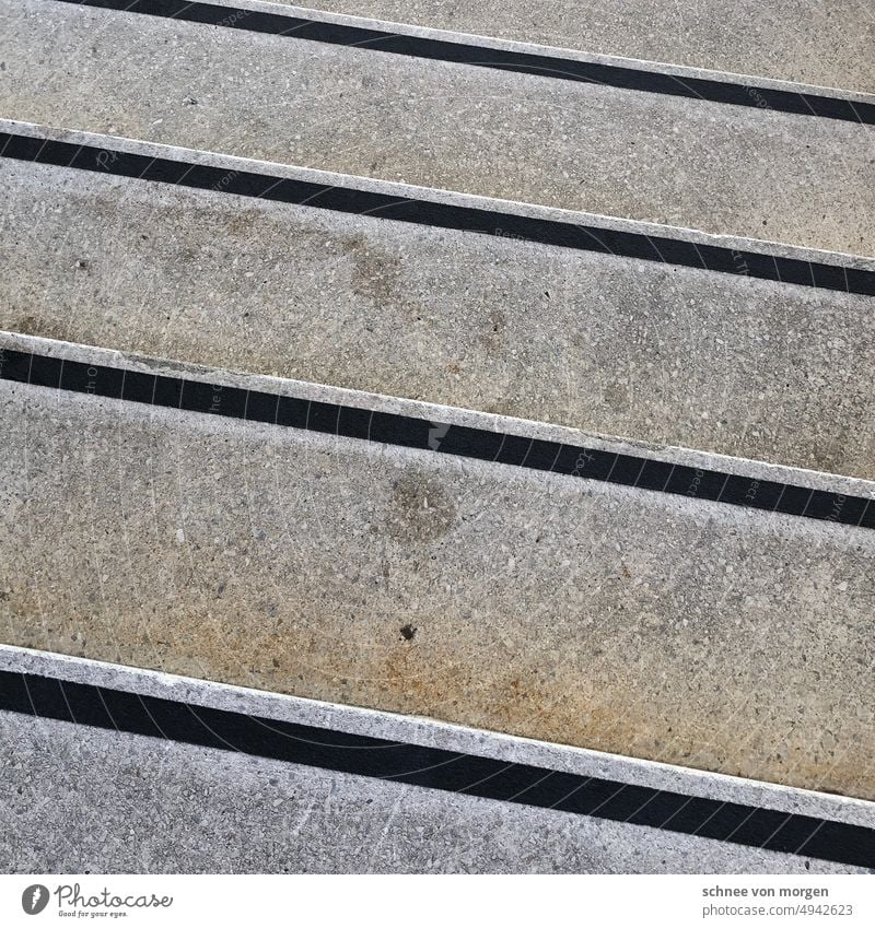 aufwärts treppe stufe beton architektur abwärts Geländer menschenleer treppengeländer haus treppenhaus treppenabsatz mietshaus wohnhaus wohngebiet altbau wand