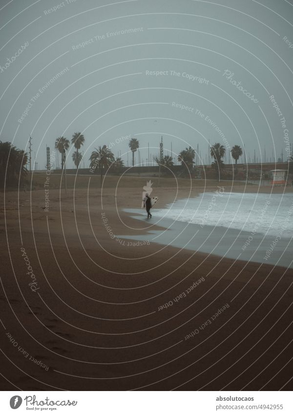 Ein Mann geht am Strand mit seinem Surftisch Natur Surfen Wasser MEER Sand Sandstrand Küste Landschaft Außenaufnahme Wellen neblig Stimmung Nebelstimmung